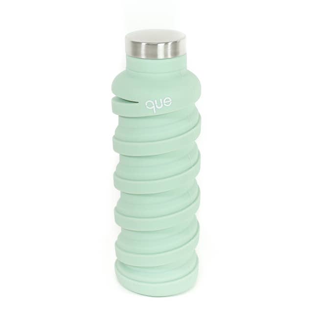 Que Bottle- 20 oz Collapsible Water Bottle Dusty Sage