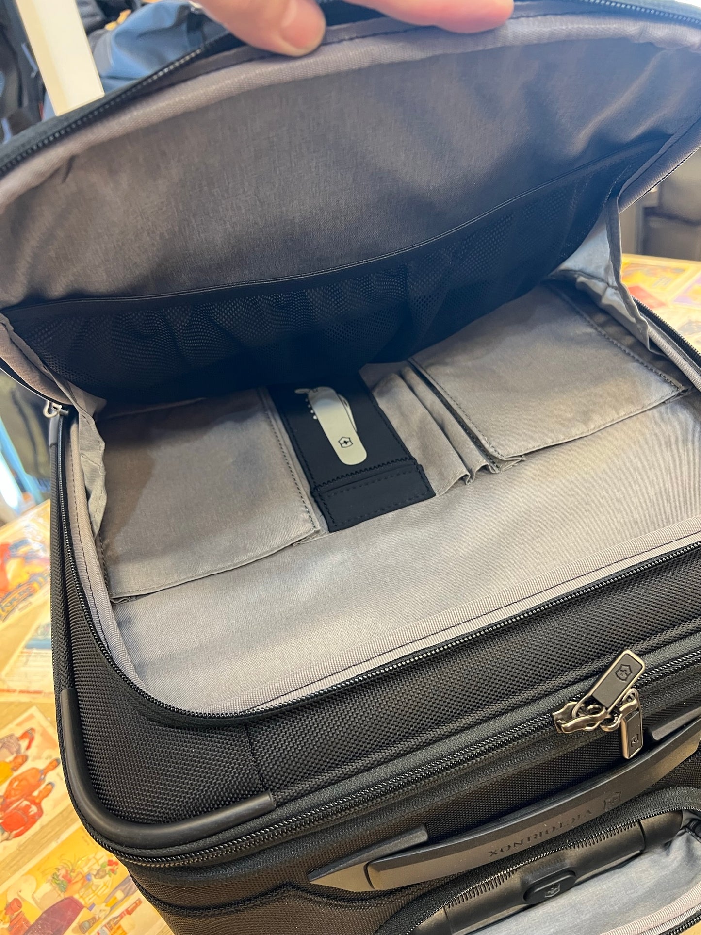 *DISCONTINUED* Victorinox Werks 6.0 Softside Spinner Carry-On Boarding Tote