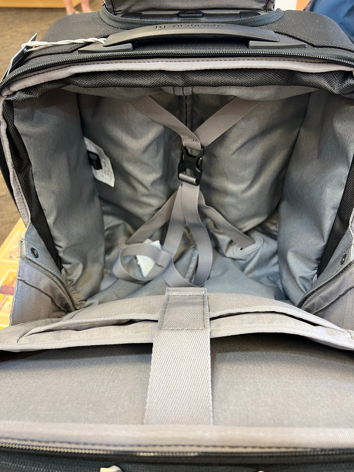 *DISCONTINUED* Victorinox Werks 6.0 Softside Spinner Carry-On Boarding Tote