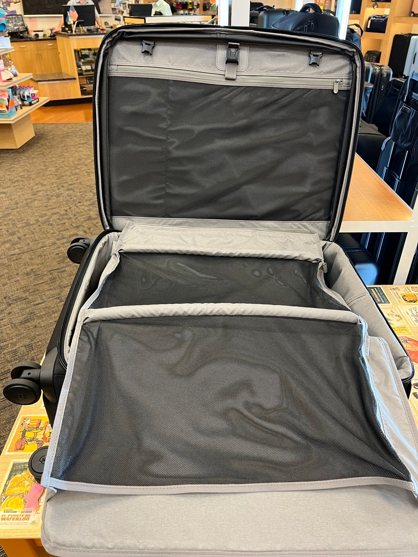 *DISCONTINUED* Victorinox Werks Traveler 6.0 Softside Large 28” Spinner