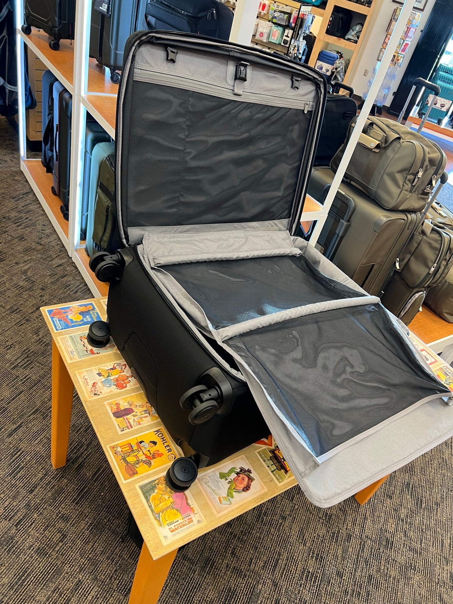 *DISCONTINUED* Victorinox Werks Traveler 6.0 Softside Large 28” Spinner