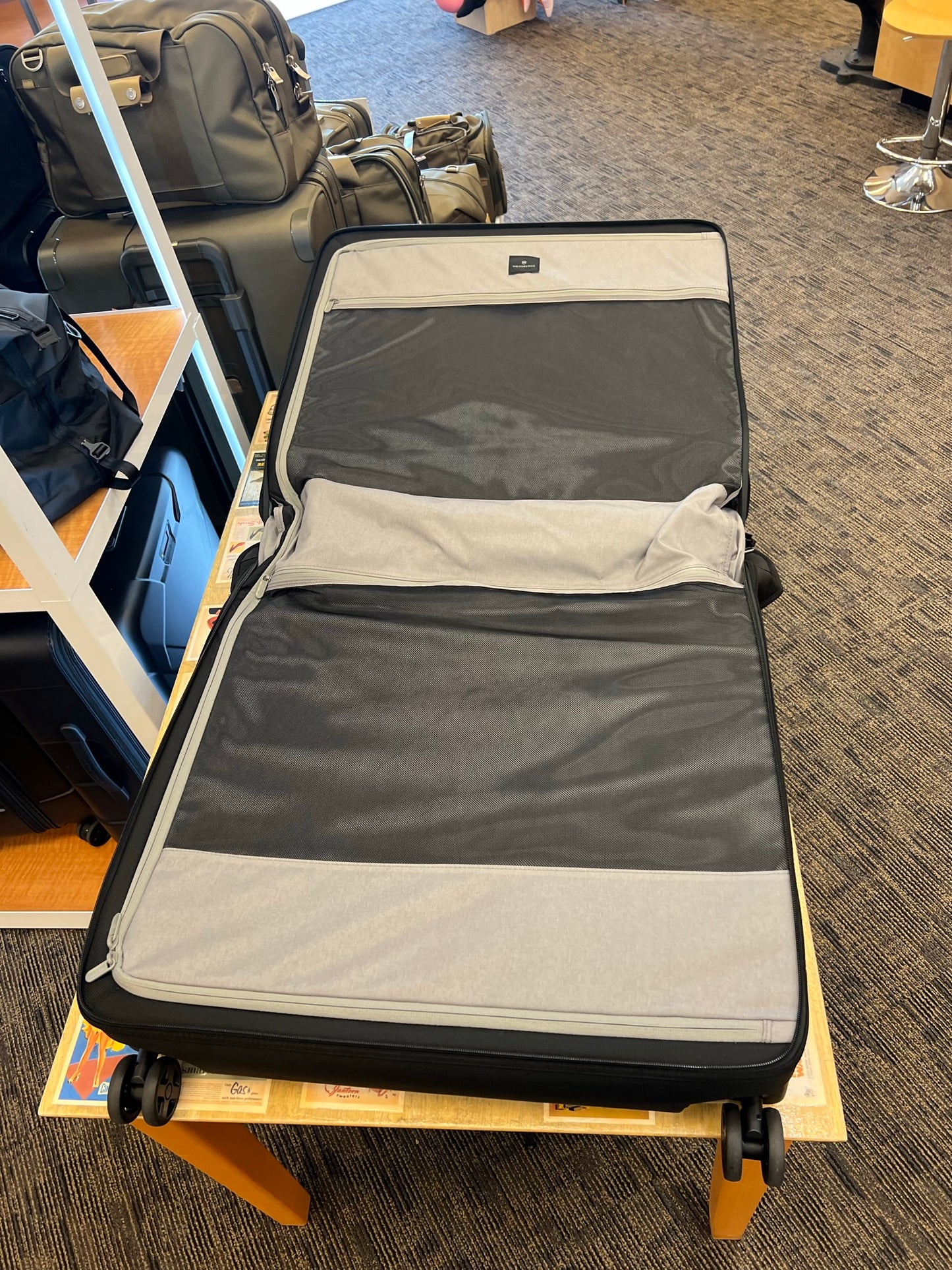 *DISCONTINUED* Victorinox Werks Traveler 6.0 Deluxe 8-Wheeled Softside Spinner Hangable Garment Bag