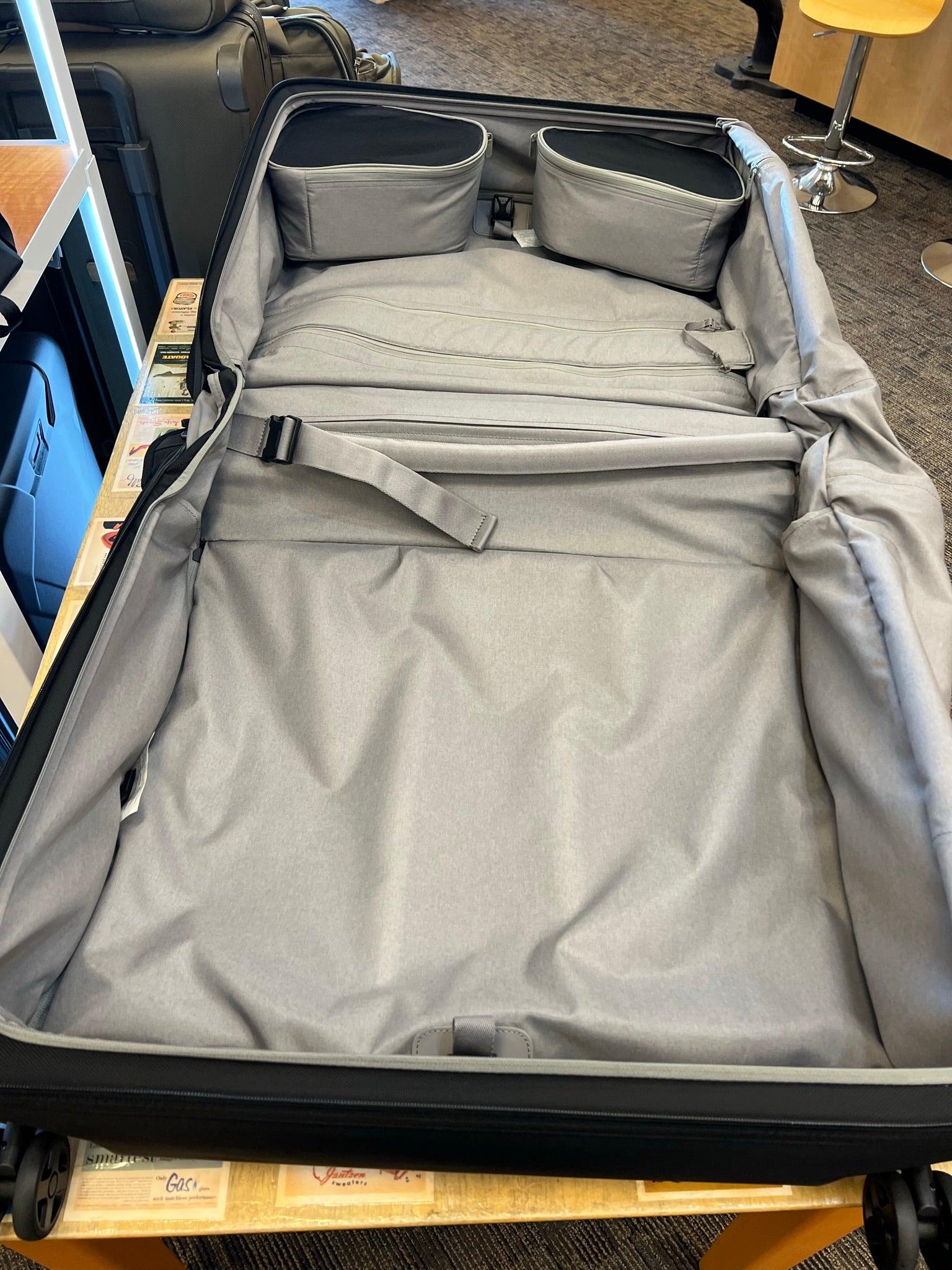 *DISCONTINUED* Victorinox Werks Traveler 6.0 Deluxe 8-Wheeled Softside Spinner Hangable Garment Bag