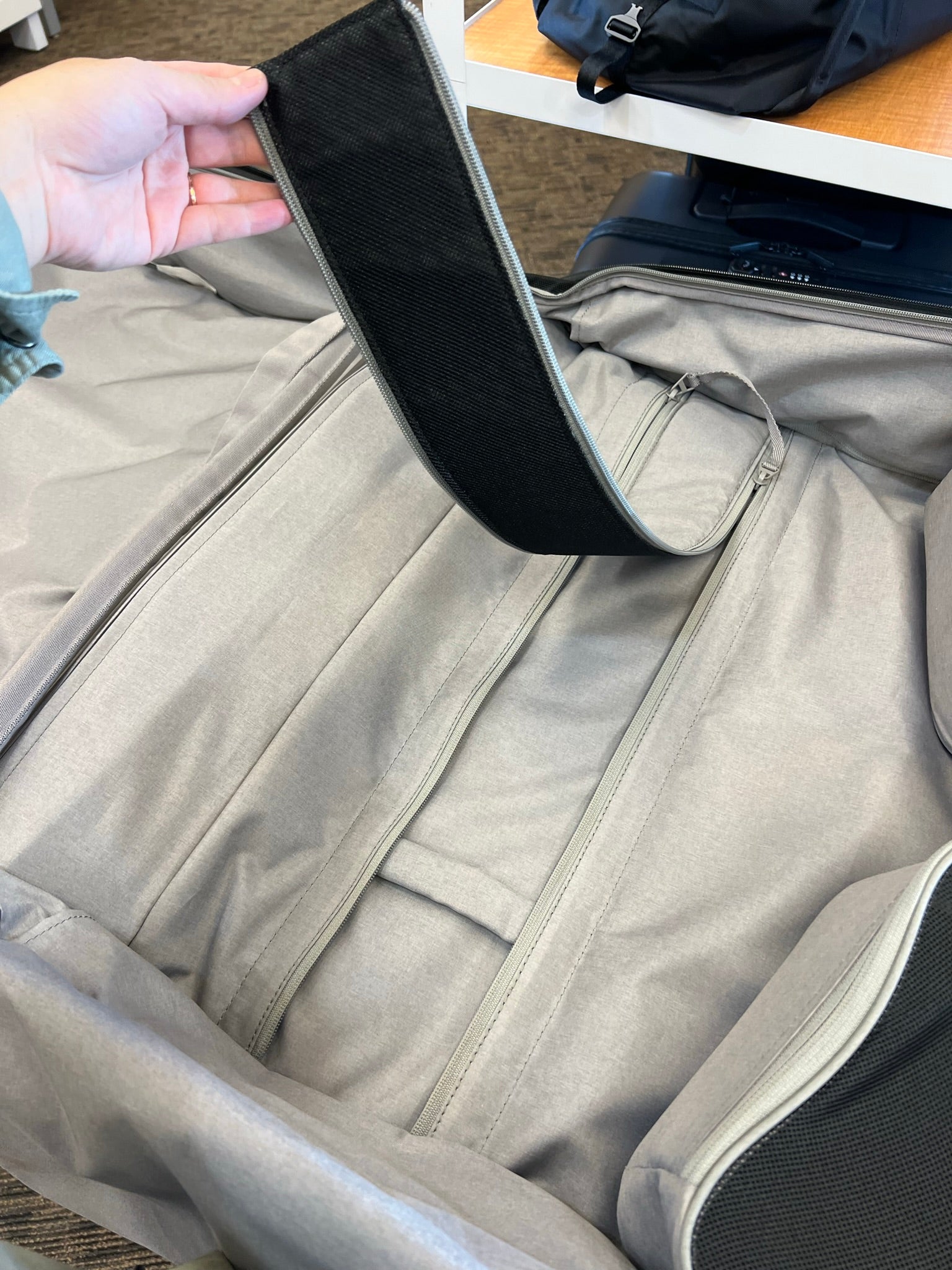 *DISCONTINUED* Victorinox Werks Traveler 6.0 Deluxe 8-Wheeled Softside Spinner Hangable Garment Bag