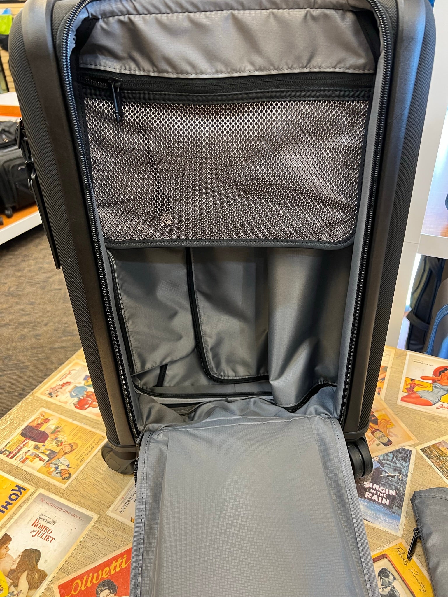 TUMI Alpha 3 International Dual Access Softsided Spinner Carry-On