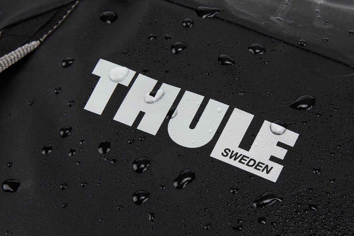 Thule Chasm 32” 2-wheeled water-resistant large check-in duffel 81cm