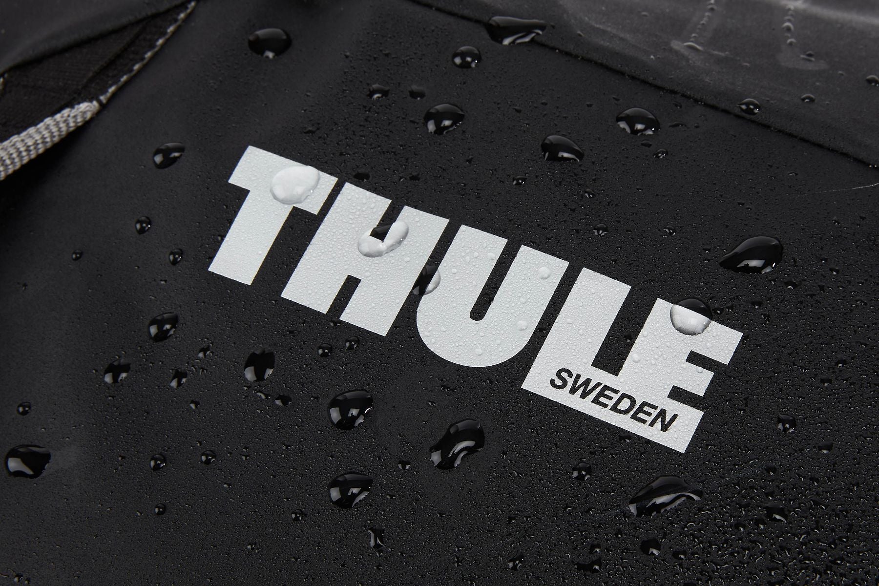 Thule Chasm 32” 2-wheeled water-resistant large check-in duffel 81cm