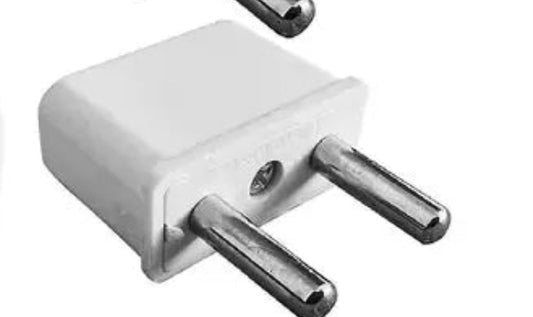 Adaptador de enchufe europeo blanco en pared