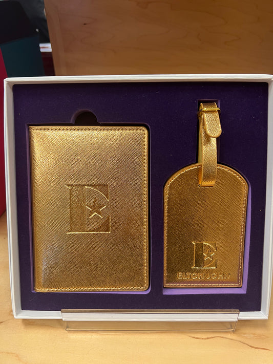 En oferta - Etiqueta de equipaje y soporte para pasaporte de Elton John en caja de regalo